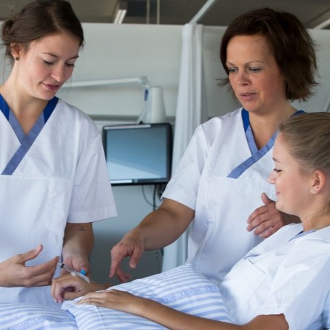 Sygeplejersker ved hospitalsseng